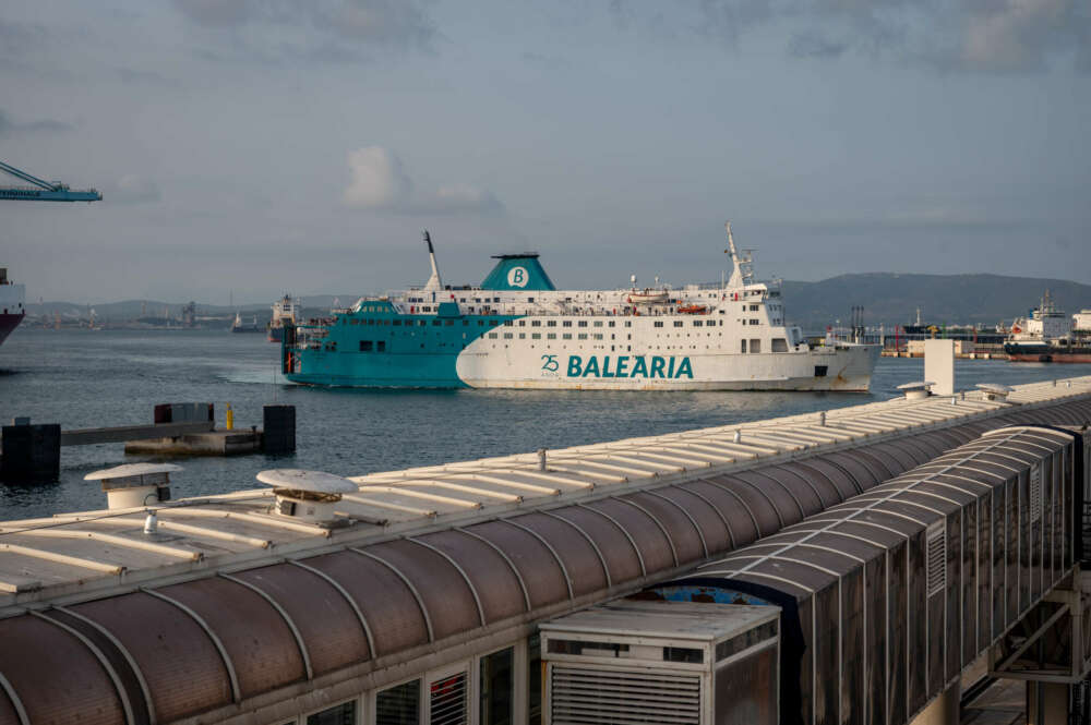 Vista del un buque de Baleària en el puerto de Algeciras durante la operación salida de la Operación Paso del Estrecho (OPE) 2025.