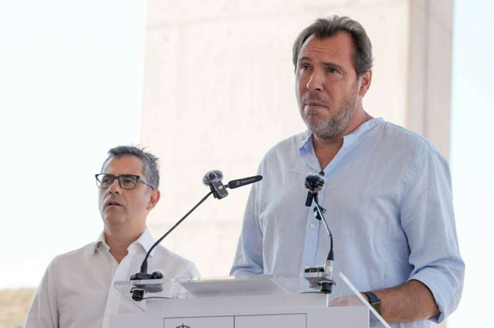 El ministro de Transportes y Movilidad Sostenible, Óscar Puente, junto al ministro de la Presidencia, Justicia y Relaciones con las Cortes, Félix Bolaños, durante la visita a las obras del Viaducto de los Feos, parte del Corredor Mediterráneo.