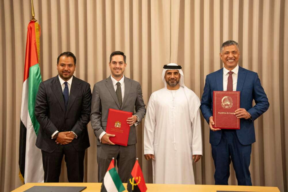 Salem Ali Khamis Obaid Al Shamsi, embajador de los Emiratos Árabes Unidos en Angola; el ministro de Energía y Agua de Angola; João Baptista Borges; el ‘head of PtX’ de AMEA Power, Ignacio Carreras; y el ‘chief’ Africa, Middle East & Asia de Cox, Emiliano Agustín Espinoza Labbé. Foto: Cox.