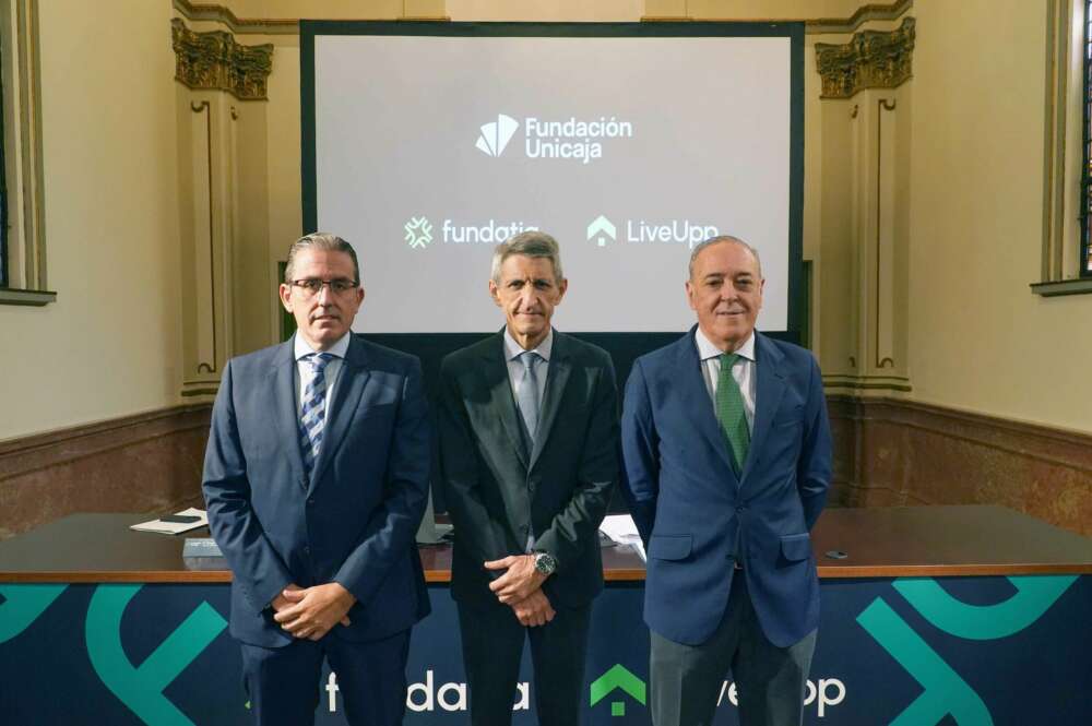 El director general de la Fundación Unicaja, Sergio Corral; el presidente de la Fundación Unicaja, José M. Domínguez, y el secretario de los consejos de administración de Fundatia y LiveUpp, Manuel Atencia.