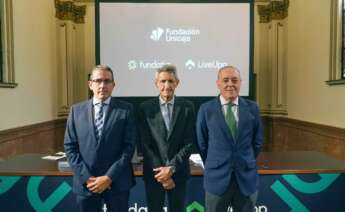 El director general de la Fundación Unicaja, Sergio Corral; el presidente de la Fundación Unicaja, José M. Domínguez, y el secretario de los consejos de administración de Fundatia y LiveUpp, Manuel Atencia.