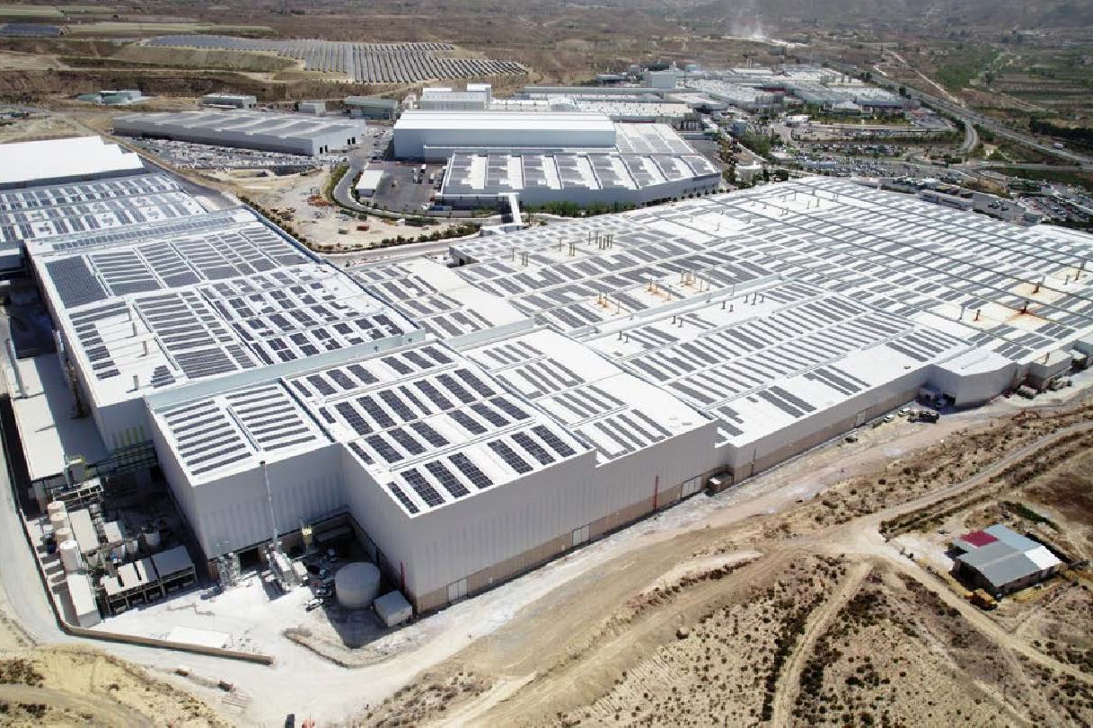 Instalación fotovoltaica en la fábrica de Cosentino de Cantoria (Almería).