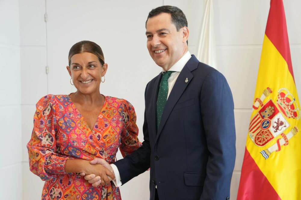 María José Sáenz de Buruaga, presidenta de Cantabria, junto a su homólogo en Andalucía, Juanma Moreno