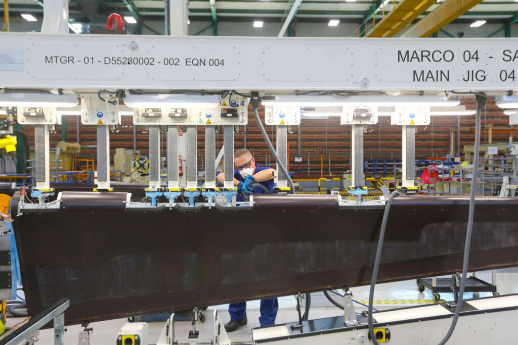 Operario de Airbus trabajando en la nueva línea de producción en El Puerto de Santa María (Cádiz)