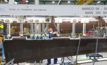 Operario de Airbus trabajando en la nueva línea de producción en El Puerto de Santa María (Cádiz)