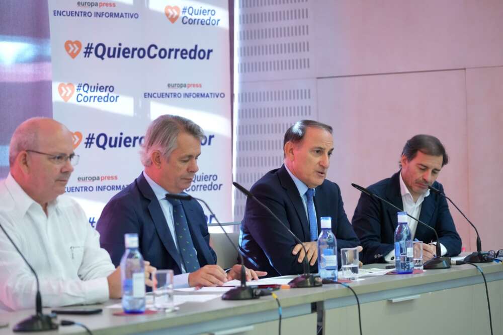 Los presidentes de las Cámaras de Andalucía y la Confederación de Empresarios de Andalucía, Javier Sánchez Rojas y Javier González de Lara (1º y 3º por la izda.), en el encuentro de #QuieroCorredor celebrado en Sevilla.