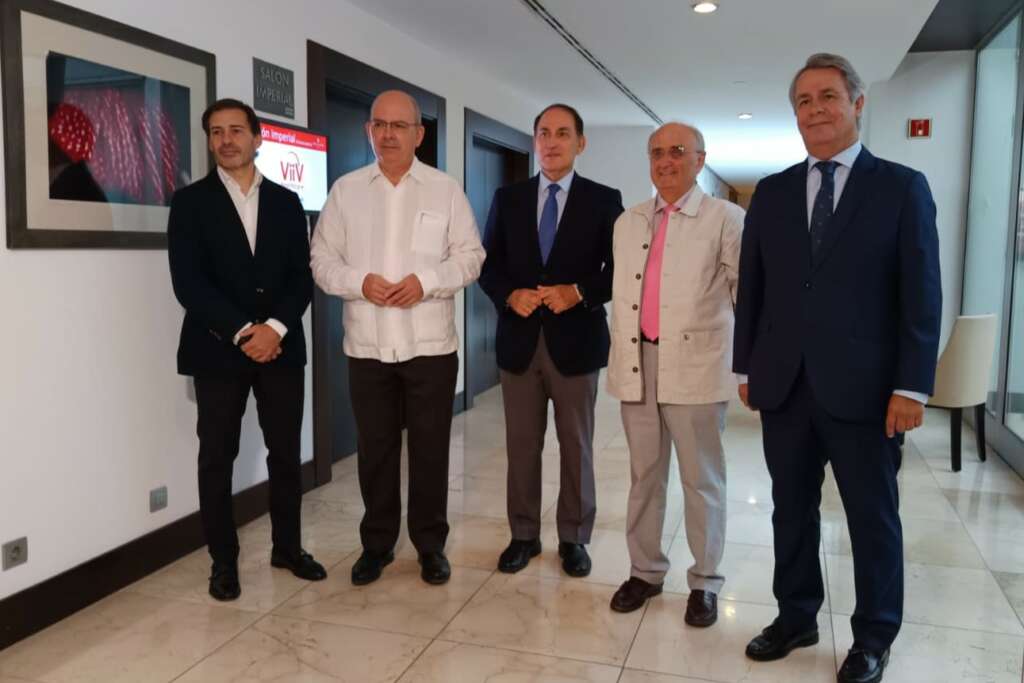 Los presidentes de las Cámaras de Andalucía y la Confederación de Empresarios de Andalucía, Javier Sánchez Rojas y Javier González de Lara (2º y 3º por la izda.), en el encuentro de #QuieroCorredor celebrado en Sevilla.