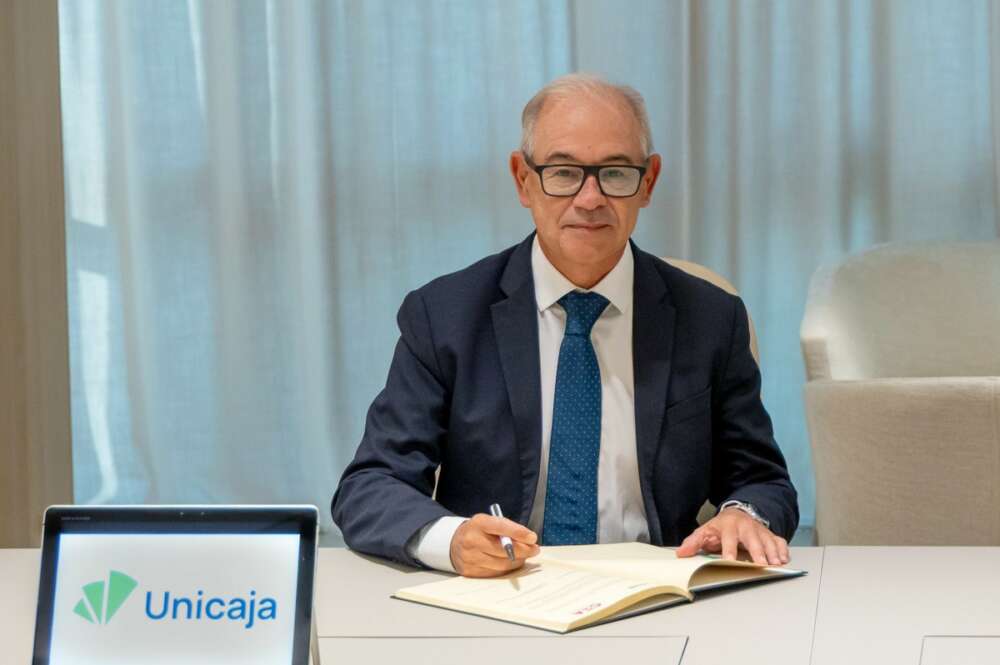 Isidro Rubiales, CEO de Unicaja, durante la firma del acuerdo con la Confederación de Empresarios de Andalucía.