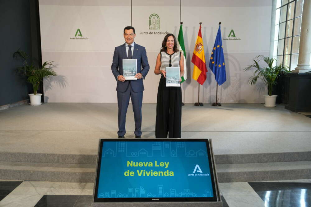 Juanma Moreno, presidente de Andalucía, junto a Rocío Díaz, consejera de Fomento, Articulación del Territorio y Vivienda.