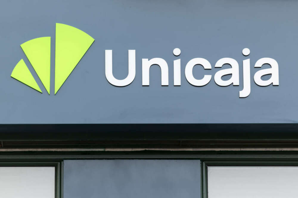 Entrada de una oficina de Unicaja.