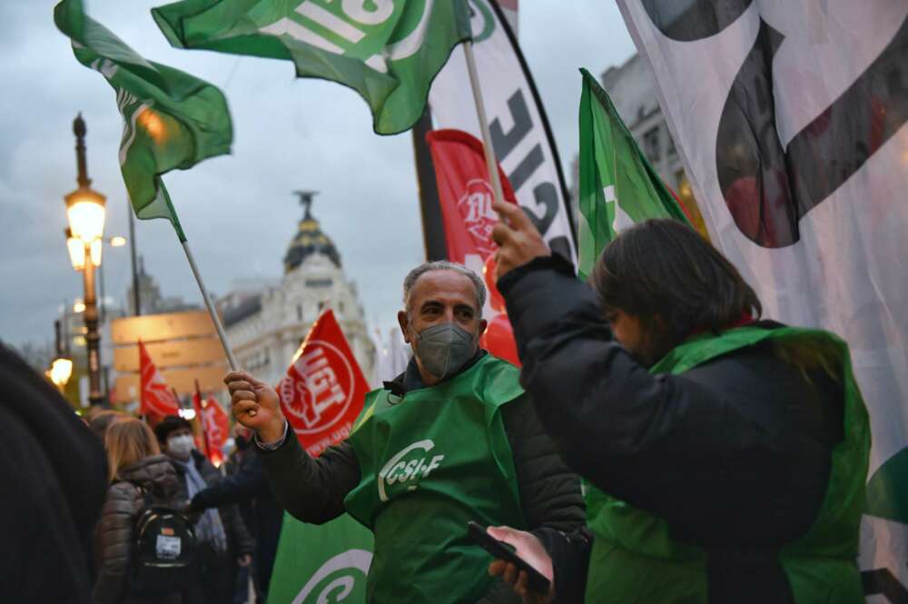 Varias personas participan en una concentración de trabajadores de Unicaja por el ERE de 2021.