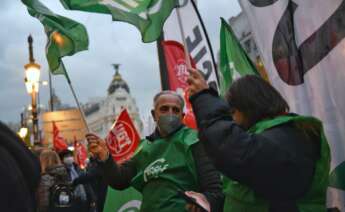 Varias personas participan en una concentración de trabajadores de Unicaja por el ERE de 2021.