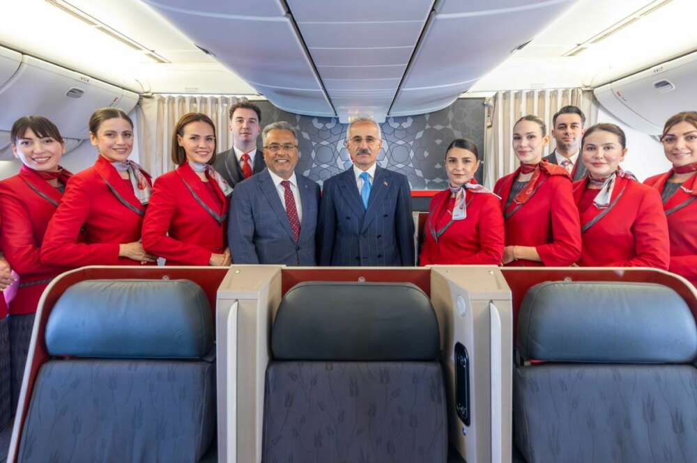 En el centro, el presidente de Turkish Airlines, Ahmet Bolat, y el ministro de Transporte de Turquía, Abdulkadir Uraloğlu, durante la presentación de su primer vuelo directo Sevilla-Estambul.