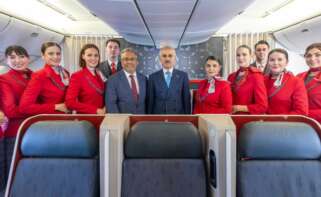 En el centro, el presidente de Turkish Airlines, Ahmet Bolat, y el ministro de Transporte de Turquía, Abdulkadir Uraloğlu, durante la presentación de su primer vuelo directo Sevilla-Estambul.