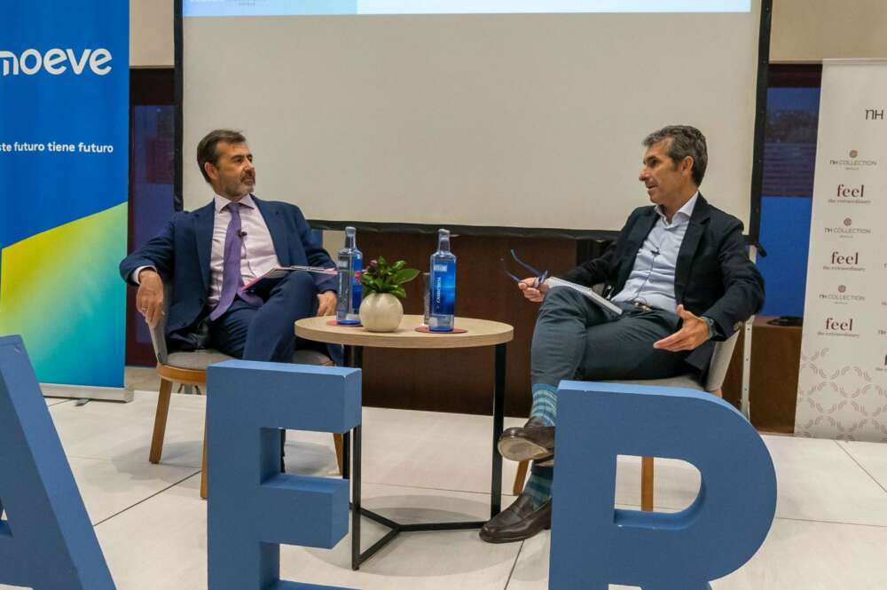 Juan Román, director de Andalucía Aeroespace, y Álvaro Macarro, director del área de aviación sostenible de Moeve.
