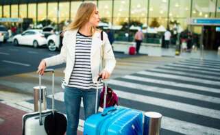 Una chica con maletas en un aeropuerto