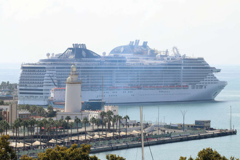 Crucero con más de 6.000 pasajeros en el Puerto de Málaga.