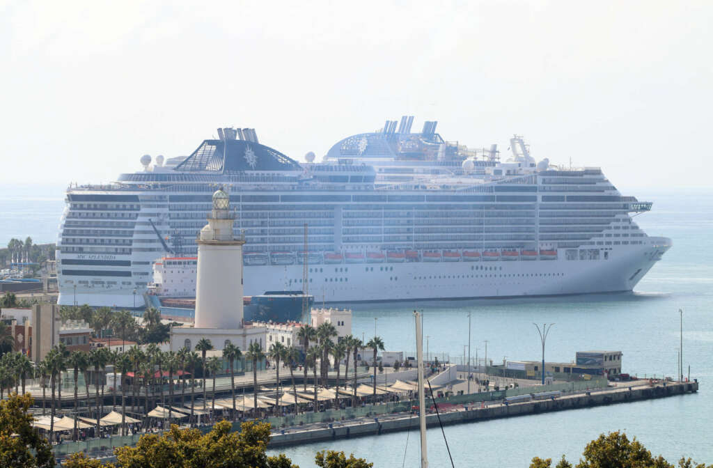 Crucero con más de 6.000 pasajeros en el Puerto de Málaga.