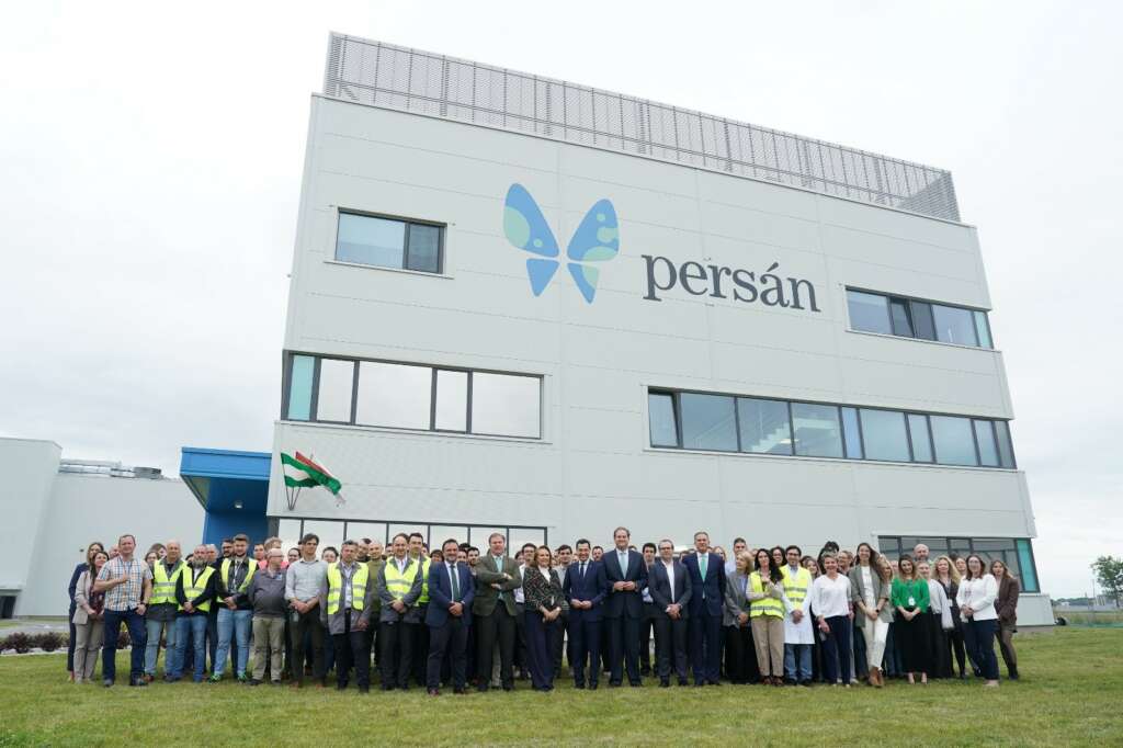 Trabajadores de Persán en la fábrica de Polonia durante la visita del presidente andaluz, Juanma Moreno.