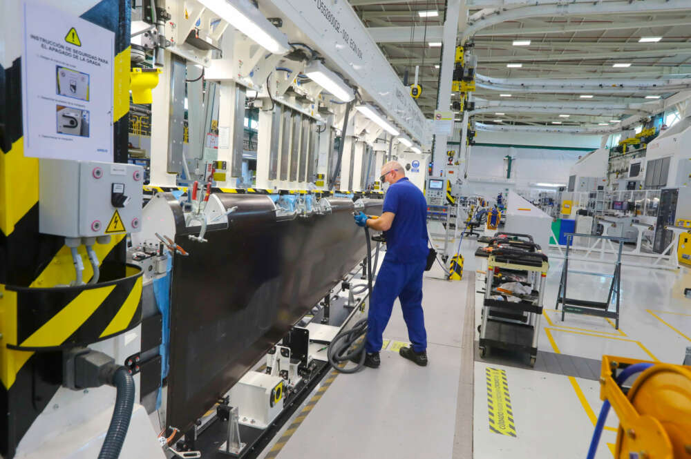 Operario de Airbus trabajando en una línea de producción.
