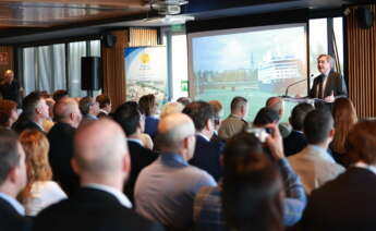 El presidente del puerto de Sevilla, Rafael Carmona, interviene durante el acto de presentación del Clúster Andalucía Logistics.