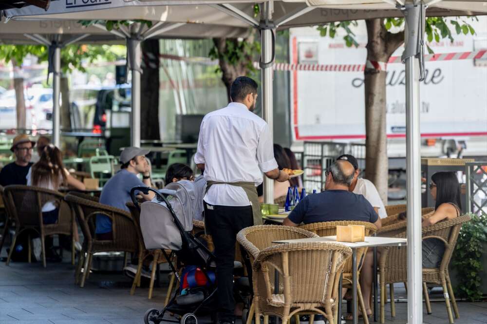 (Foto de ARCHIVO) Clientes de un bar se refrescan en la terraza, a 15 de julio de 2025, en Madrid (España). Ricardo Rubio / Europa Press 15/7/2025