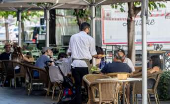 (Foto de ARCHIVO) Clientes de un bar se refrescan en la terraza, a 15 de julio de 2025, en Madrid (España). Ricardo Rubio / Europa Press 15/7/2025