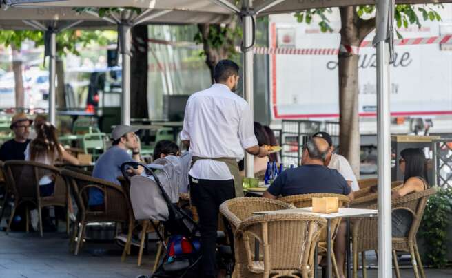 (Foto de ARCHIVO) Clientes de un bar se refrescan en la terraza, a 15 de julio de 2025, en Madrid (España). Ricardo Rubio / Europa Press 15/7/2025