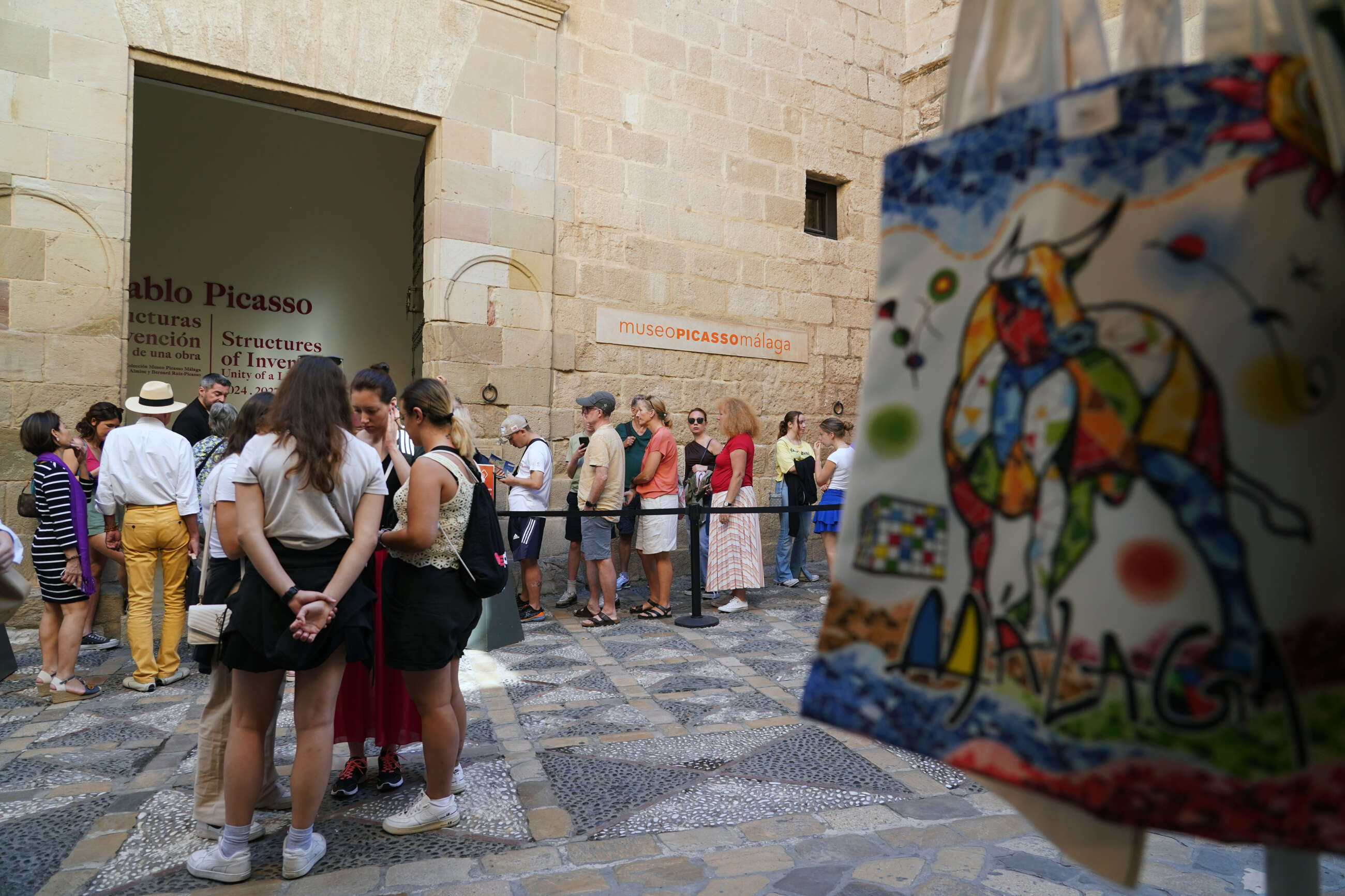 Turistas visitan el museo Picasso Málaga, en la Costa del Sol.