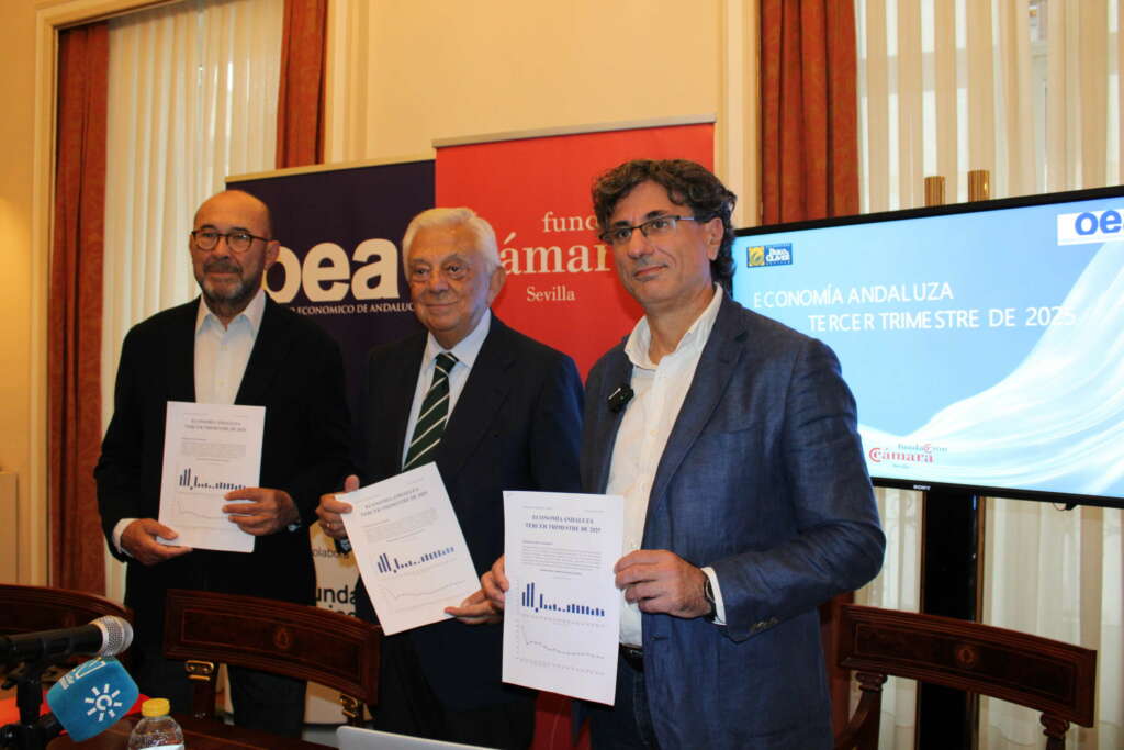 Francisco Herrero, presidente de la Cámara de Comercio de Sevilla (centro), junto Francisco Ferraro y Manuel Hidalgo, del Observatorio Económico de Andalucía.