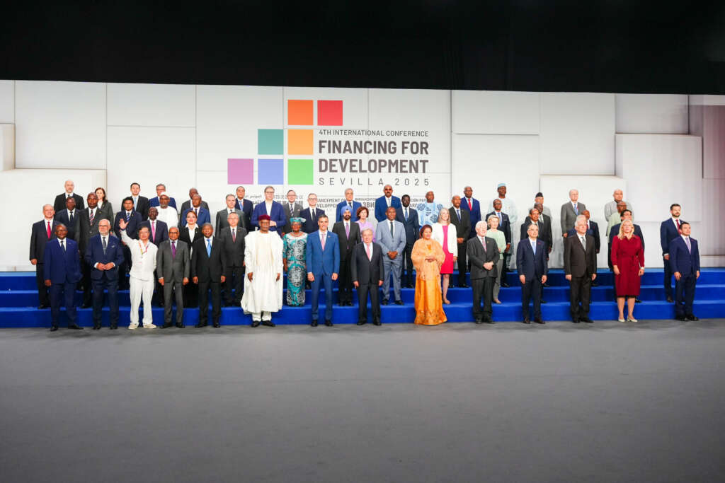 El presidente del gobierno, Pedro Sánchez y el presidente de la ONU, António Guterres, durante la IV Conferencia Internacional sobre la Financiación para el Desarrollo de la ONU.