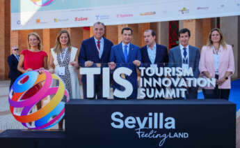 El presidente de la Junta de Andalucía, Juanma Moreno (centro), junto al consejero de Turismo y Andalucía Exterior, Arturo Bernal (tercero por la izda.), en la ceremonia de clausura del Tourist Innovation Summit (TIS) en Fibes.