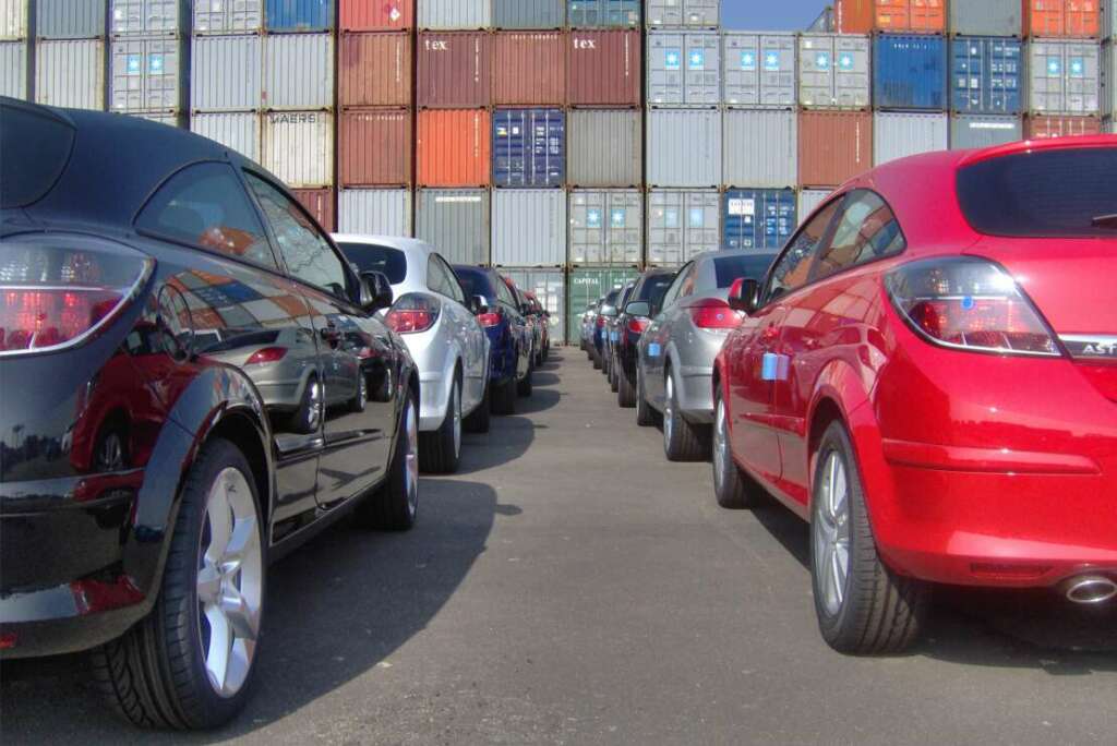 Coches transportados a través del Puerto de Málaga.