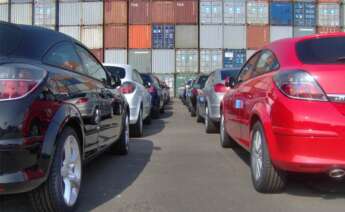 Coches transportados a través del Puerto de Málaga.