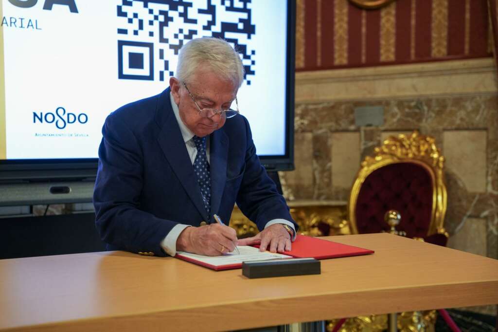 Francisco Herrero, presidente de la Cámara de Comercio, firma el manifiesto