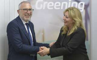 Un representante de la filial de Greening en Italia, durante su encuentro con Carolina España, consejera de Economía de la Junta de Andalucía.