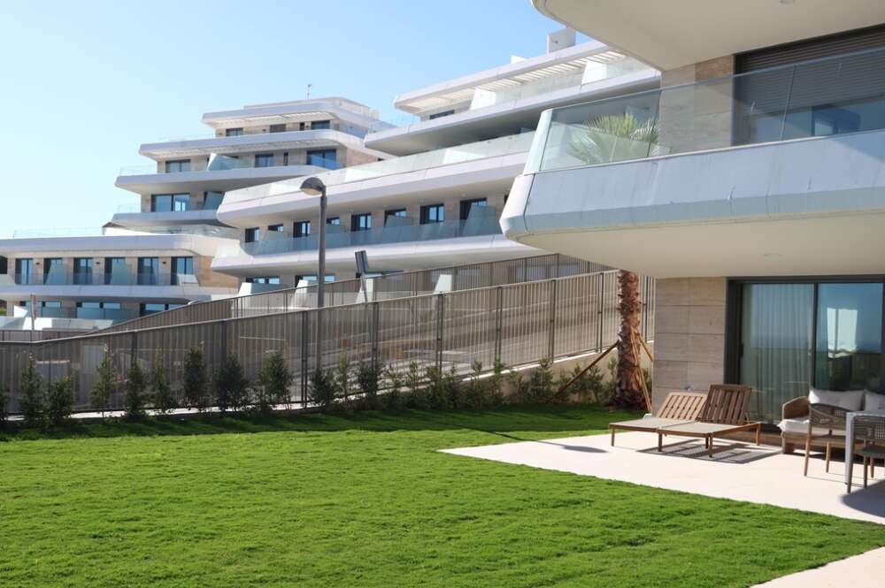 Jardín de una de las viviendas de la promoción Libella de AEDAS Homes en Estepona