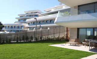 Jardín de una de las viviendas de la promoción Libella de AEDAS Homes en Estepona