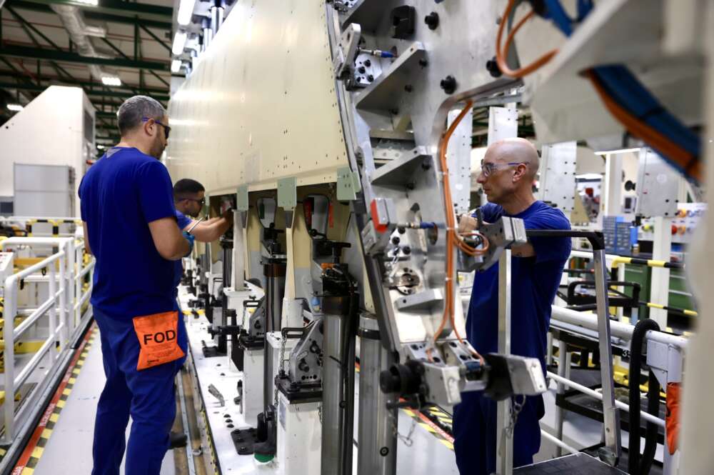 Operarios trabajando en la nueva línea de producción del A350 de la Planta de Airbus en El Puerto de Santa María (Cádiz).