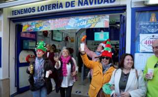 Agraciados celebran en la Administración de Lotería Ntra. Sra. Virgen de la Regla el segundo premio del Sorteo Extraordinario de Lotería de Navidad