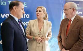 El presidente de la Confederación de Empresarios de Andalucía, Javier González de Lara; la consejera de Economía de la Junta de Andalucía, Carolina España; y el presidente de las Cámaras de Comercio andaluzas, Javier Sánchez Rojas.