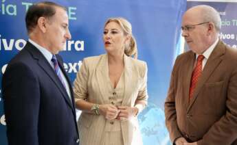 El presidente de la Confederación de Empresarios de Andalucía, Javier González de Lara; la consejera de Economía de la Junta de Andalucía, Carolina España; y el presidente de las Cámaras de Comercio andaluzas, Javier Sánchez Rojas.