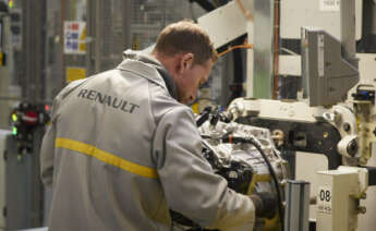Un trabajador en la antigua fábrica de Renault en Sevilla, que ahora pertenece a Horse.