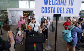 Imágenes de turistas a su llegada al aeropuerto de Málaga-Costa del Sol.