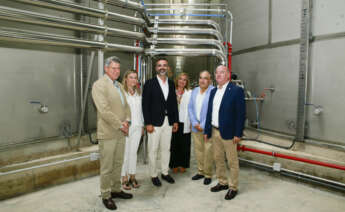 Rafael Sánchez de Puerta y Antonio Luque (izda. y 2º dcha.), respectivamente director general y presidente de Dcoop, junto al consejero de Agricultura de Andalucía, Ramón Fernández-Pacheco (centro).