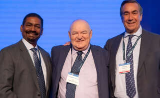 Cristóbal Fuentes (centro), nuevo presidente de Acerinox Europa; junto a Bernardo Velázquez (dcha.), CEO del grupo.