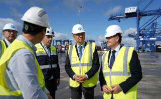 Gerardo Landaluce, presidente del Puerto de Algeciras (dcha.), acompaña al embajador de Corea del Sur en su visita el pasado mes de noviembre.