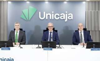 Pablo González (director general de finanzas), Isidro Rubiales (CEO) y Jaime Hernández, (director de relación con inversores), durante la presentación de resultados de 2025 de Unicaja.
