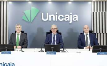 Pablo González (director general de finanzas), Isidro Rubiales (CEO) y Jaime Hernández, (director de relación con inversores), durante la presentación de resultados de 2025 de Unicaja.