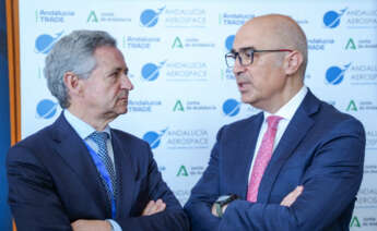 El CEO de Aertec, Antonio Gómez-Guillamón (izda.), junto al presidente de Airbus en España, Francisco J. Sánchez (dcha.).